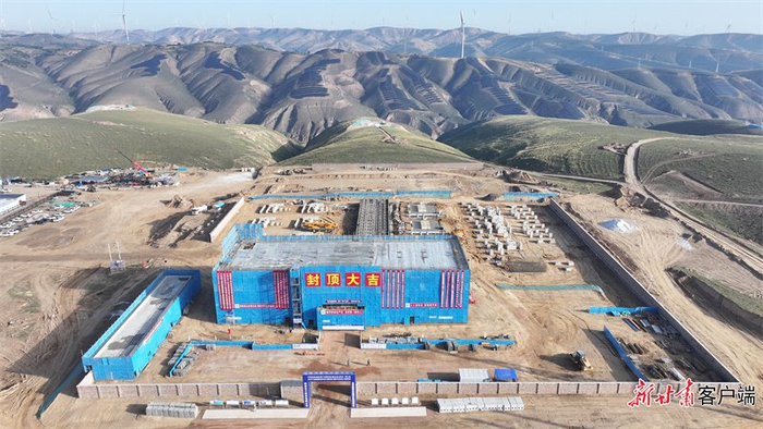 甘肃电投庆阳东数西算产业园区绿电聚合试点项目2号升压站综合楼主体封顶。新甘肃·甘肃日报通讯员 雷强摄