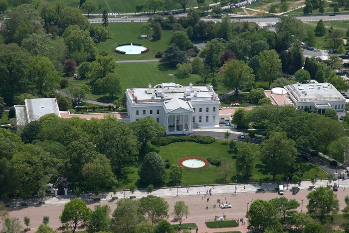 △美國(guó)白宮資料圖，畫面左側(cè)為白宮東翼