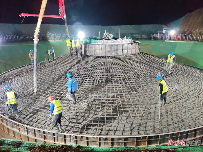 甘肃电投庆阳东数西算产业园区绿电聚合试点项目施工现场，建设者们抢抓进度开展风机承台浇筑。新甘肃·甘肃日报通讯员 张建兵摄