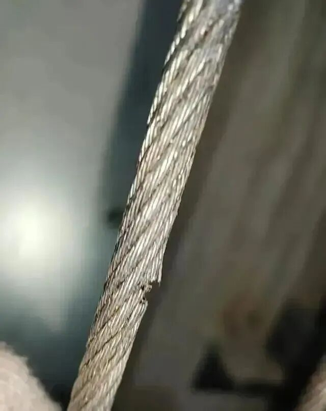 电梯承重钢绳多处被切割