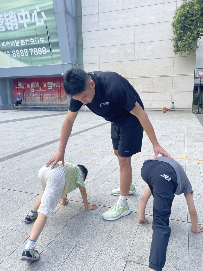 上门体育教练正在对孩子进行热身运动。受访者供图