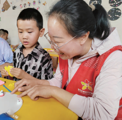 颐和城府社区，志愿者和小朋友一起做手工。资料图片