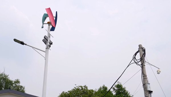 棉船島上的風(fēng)光互補(bǔ)智慧路燈和傳統(tǒng)電線桿。受訪者供圖