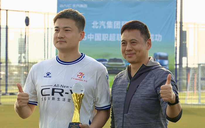 （全国劳动模范胡惊雷（右）为最佳球员安冰颁奖）