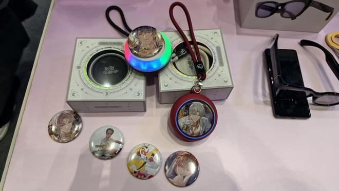 让吧唧开口说话的底座。沈湫莎摄