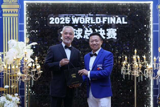 WCGC中国区主席钱永胜向参赛嘉宾赠送赛事纪念品