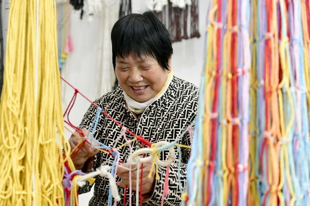 山东省惠民县姜楼镇一处巾帼共富工坊，工作人员在编织绳网。 新华社记者 郭绪雷 摄