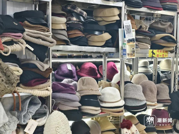 帽子店里上新了不少适合秋冬戴的加绒帽。见习记者 吕惟伊 摄 