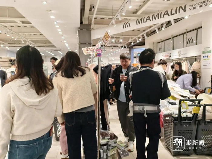 店内挤满了来购物的顾客。见习记者 吕惟伊 摄 
