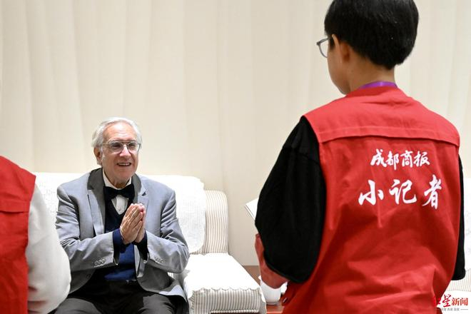 ▲本·亚诺与成都商报小记者交流