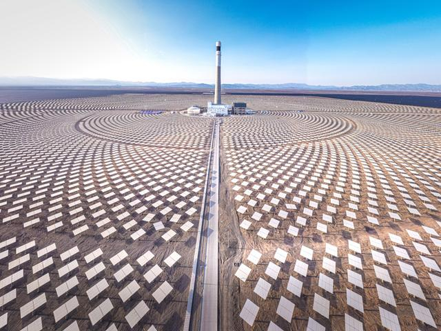 新疆吐鲁番市鄯善县，1GW“光热+光伏”一体化项目。 新华社发（徐自鹏 摄）