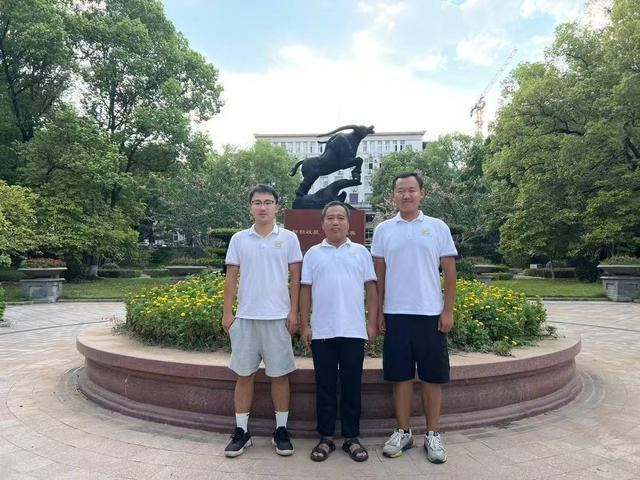 曹立研究员（中）及学生。受访者供图