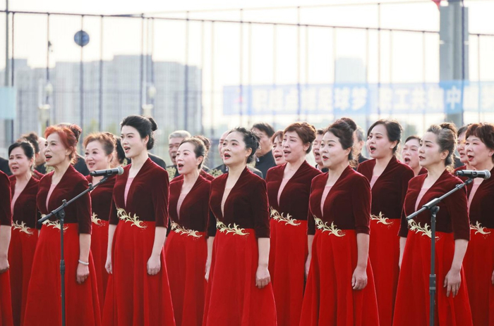 （武汉市劳模合唱团现场献唱）