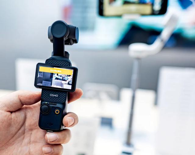 大疆门店内销售的Osmo Pocket 3产品。 图/视觉中国