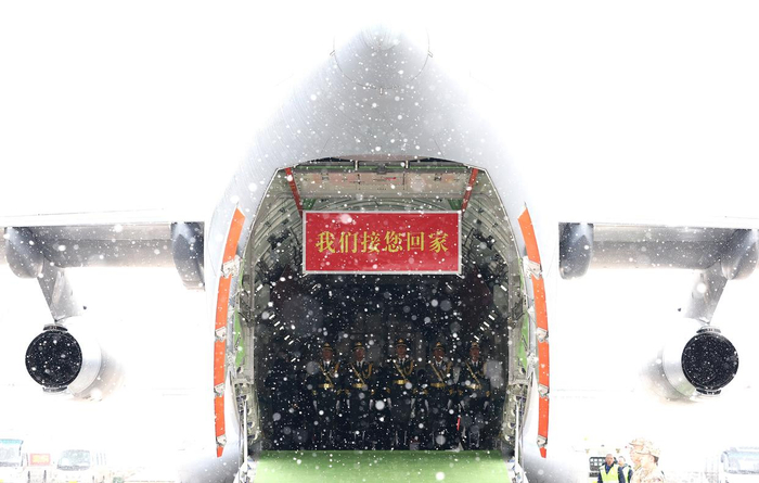 2023年11月23日,第十批在韩中国人民志愿军烈士遗骸抵达沈阳桃仙国际机场。新华社记者 曹灿 摄