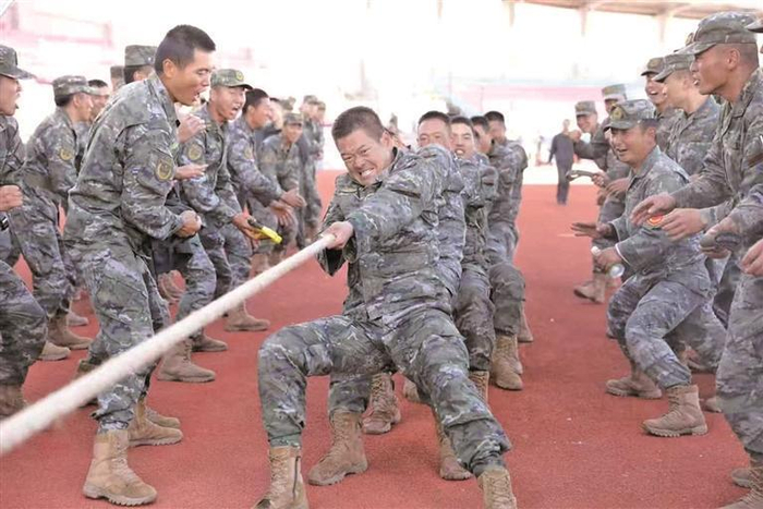近日,武警青海总队果洛支队开展群众性练兵比武活动,持续掀起实战化军事训练热潮。 雷涛 摄