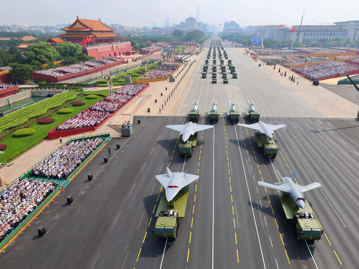 9月3日,纪念中国人民抗日战争暨世界反法西斯战争胜利80周年大会在北京隆重举行。这是装备方队接受检阅。新华社记者 刘续 摄