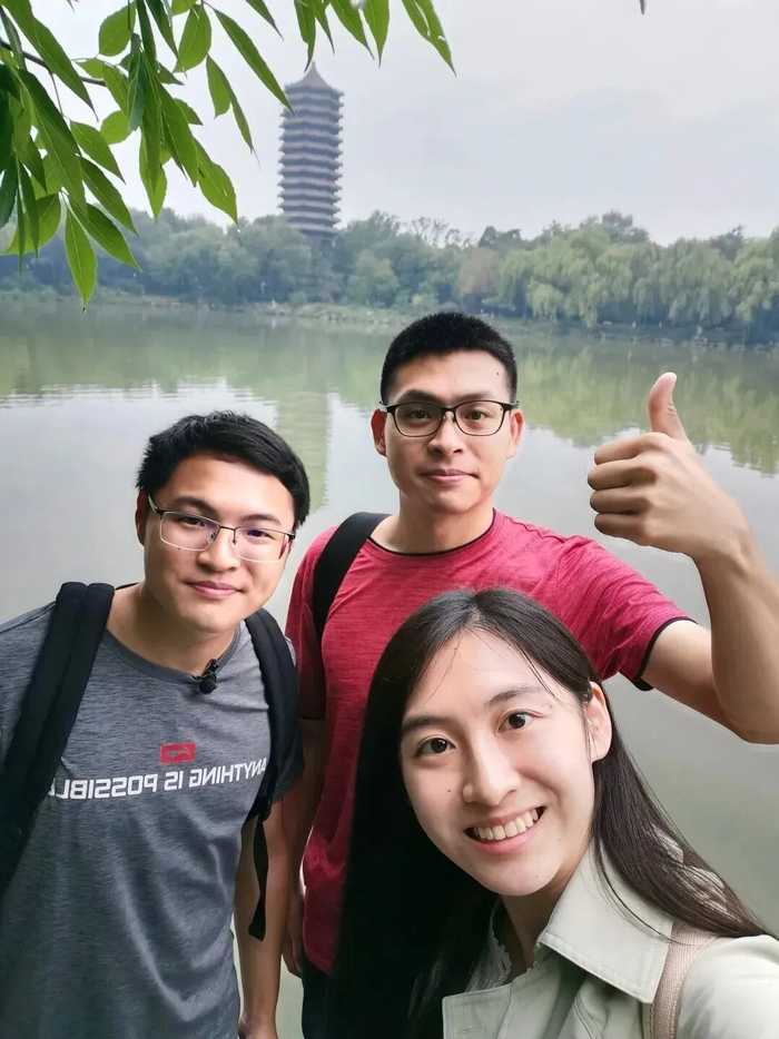 兄妹三人在北大未名湖