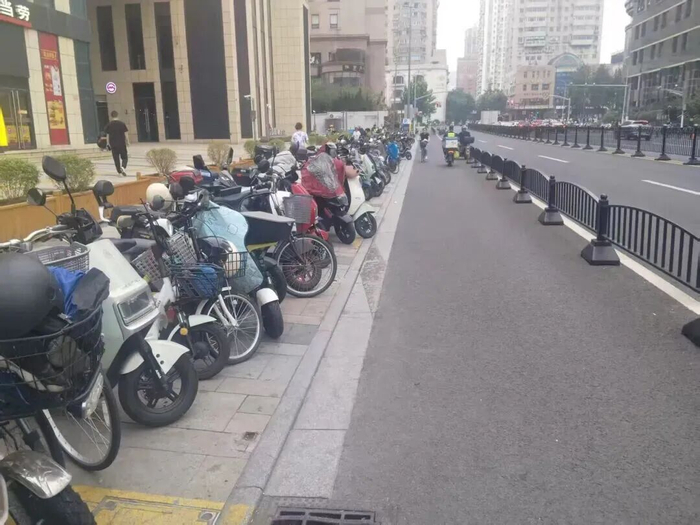 　　电动自行车数量多