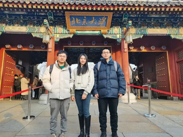 三兄妹在北大合影,左起依次为林彦辰、林沛莹、林冠廷