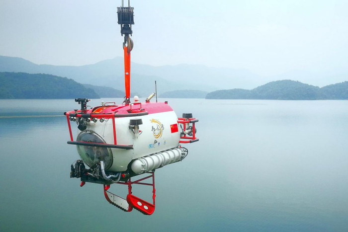 自主研发“禹龙号”深水检测载人潜水器