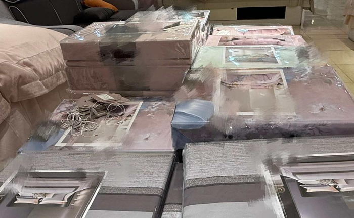 一沓合格证随意放置在一排已经包装好的“四件套”之上。新华社记者 唐弢 摄