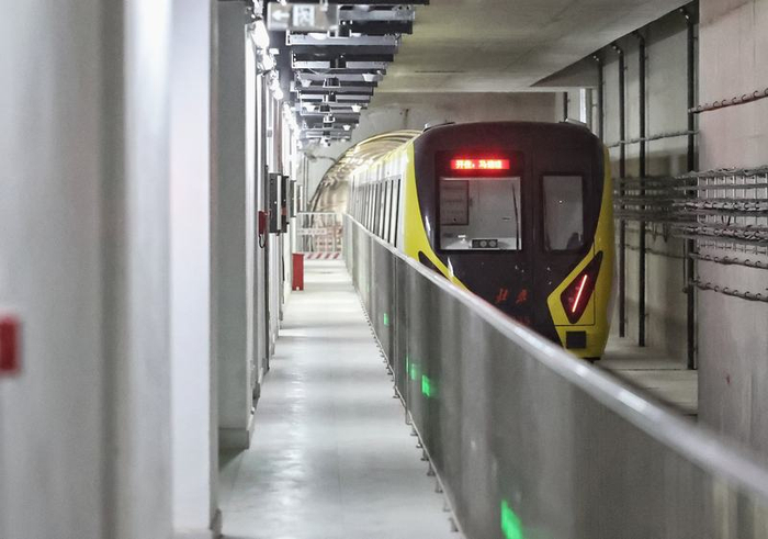 地铁18号线一趟列车正在“跑图”。新京报记者 陶冉 摄