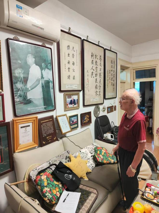 谭老师讲解1958年周恩来总理在清华大学图书馆门前讲话的照片 