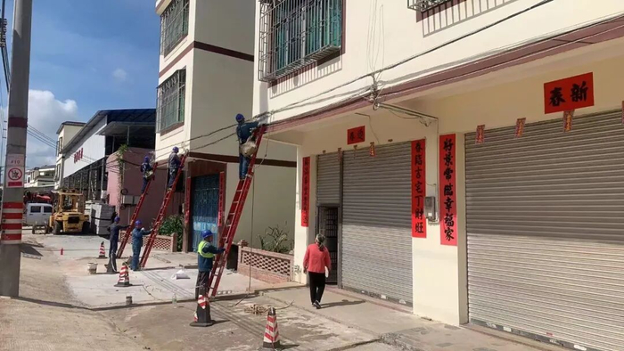 ▲电力公司对背街小巷进行“三线”整治