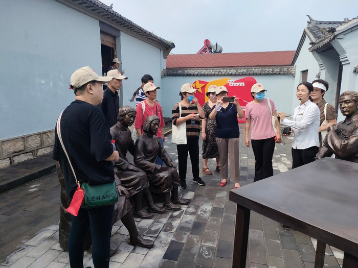 于艳婷（右一）为游客们讲解（央广网发  受访者供图）