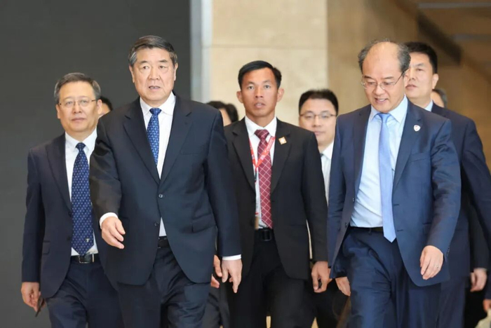 | 会谈结束后，中方气定神闲走出会场。图片来源：Hasnoor Hussain/路透社