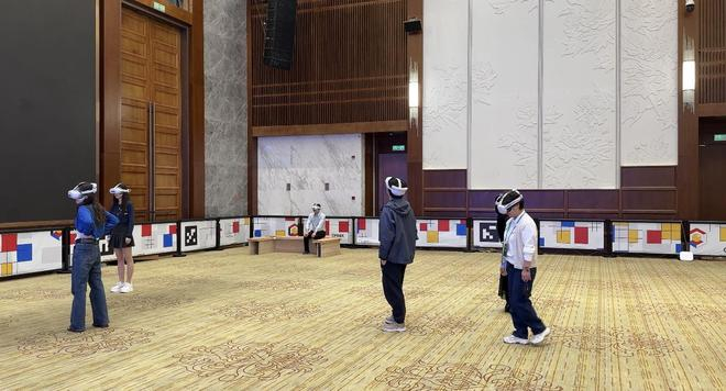 　　观众在观看《长安三万里·梦回大唐》。新华社记者 邢拓 摄