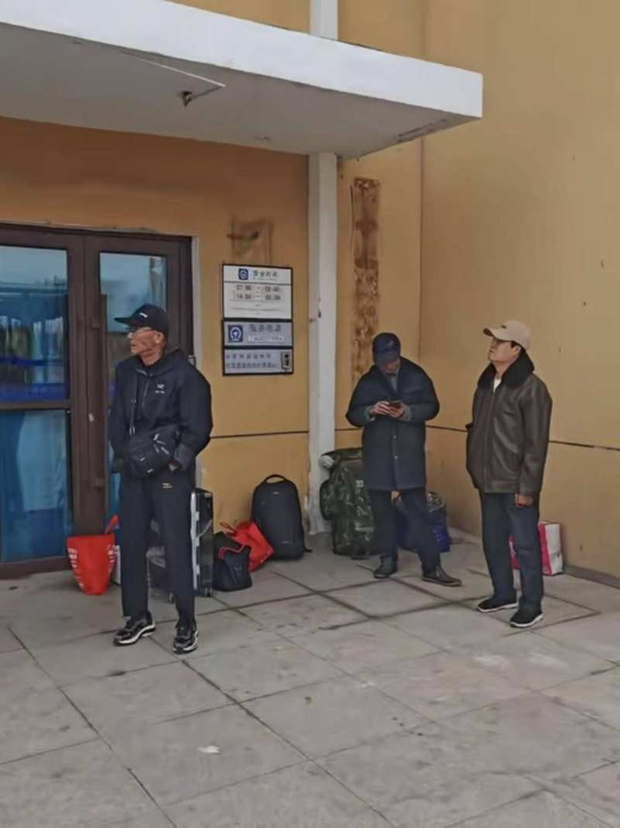 ▲网友反映，吉林太平川车站候车室白天大门紧闭，乘客在冷风中等候。图/极目新闻