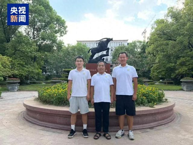 △李顺心（左一）曹立（中间）团队成员阮雲强（右一） 