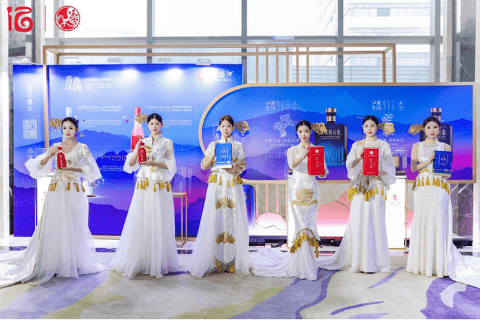 图为西凤酒新品发布会产品展示