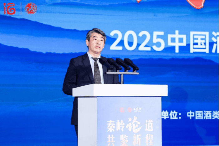 图为中国酒类流通协会会长秦书尧致辞