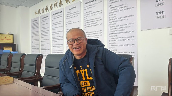 居民赫光到社区办理钥匙托管（央广网记者  庞淼  摄）
