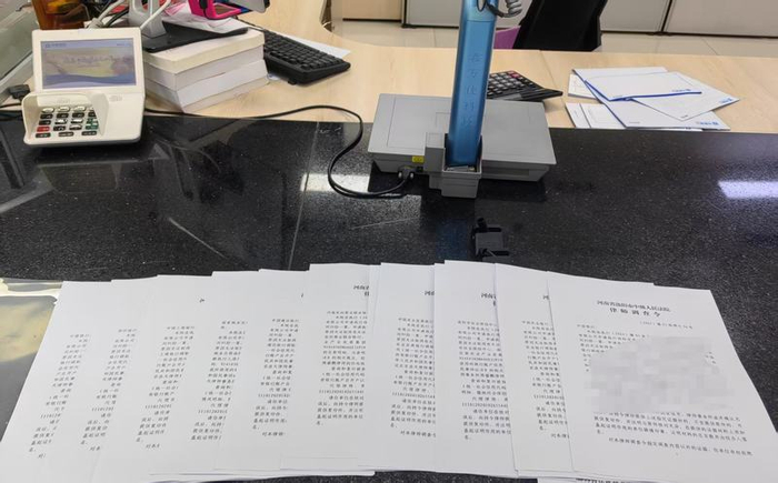 2025年4月，蒋睿鹏在河南洛阳调查被执行人的银行账户流水和税务资料，开了十几份调查令。受访者供图