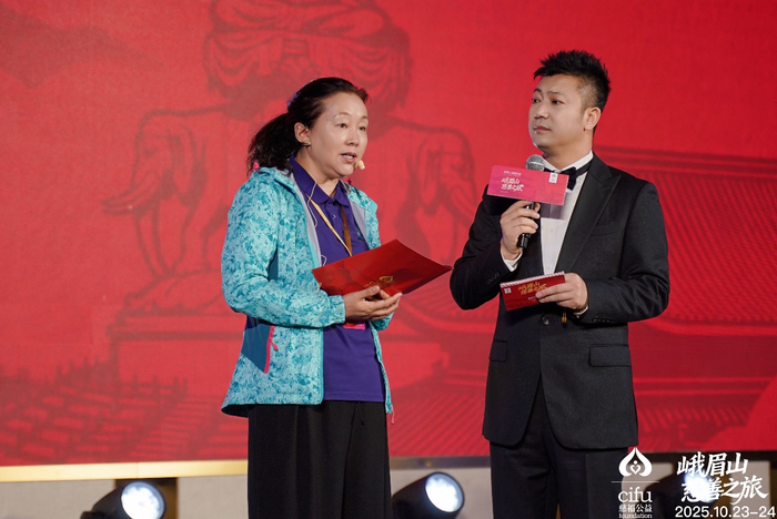 图:甘孜州人民医院事业部部长尼玛拥措