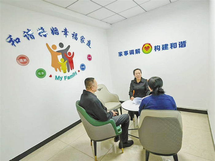 ​“北疆和姐”赵亚男（右二）正在调解一对夫妇的家庭矛盾。（兴安盟妇联供图）