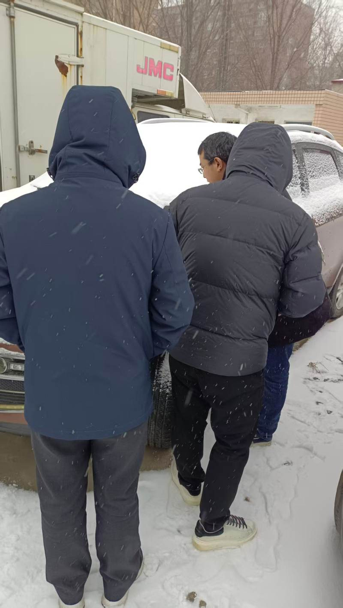 2022年2月，张伟和评估人员评估被执行人被扣押车辆价值，准备网上拍卖。受访者供图