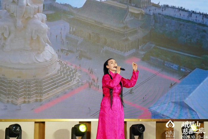 图:内蒙古自治区青年歌唱艺术家莫尔根