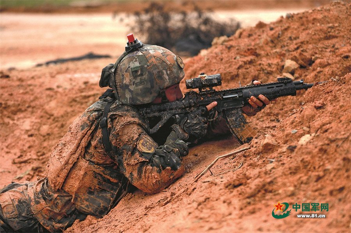 武警第二机动总队组织战斗检验。图为某中队二级上士万志雄依托有利地形组织反击。白孝楠摄