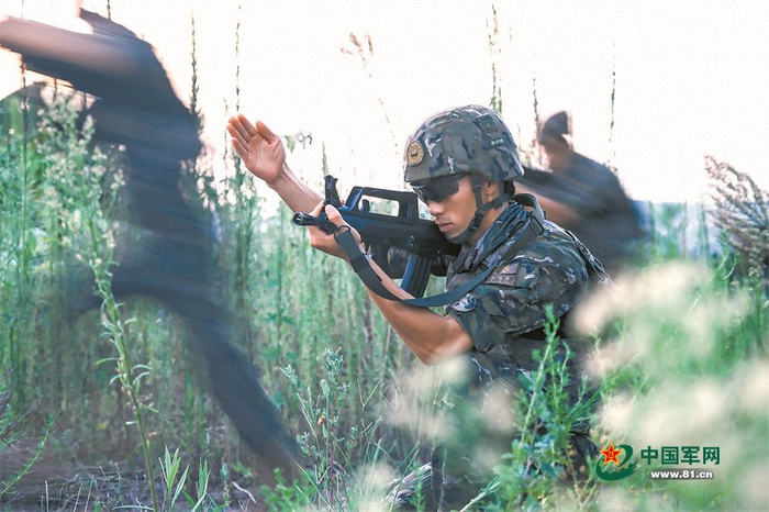 　　武警第二机动总队组织战斗检验。图为某中队战术小组正在进行追击行动。