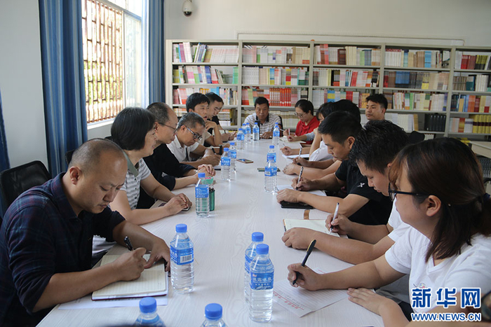 云师大附中名师工作室老师到梁河一中开展培训（资料图）。新华网发（云南师范大学 供图）