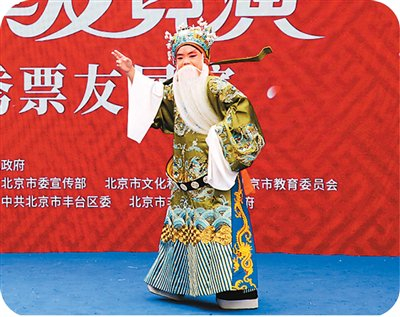 中外票友登台表演。