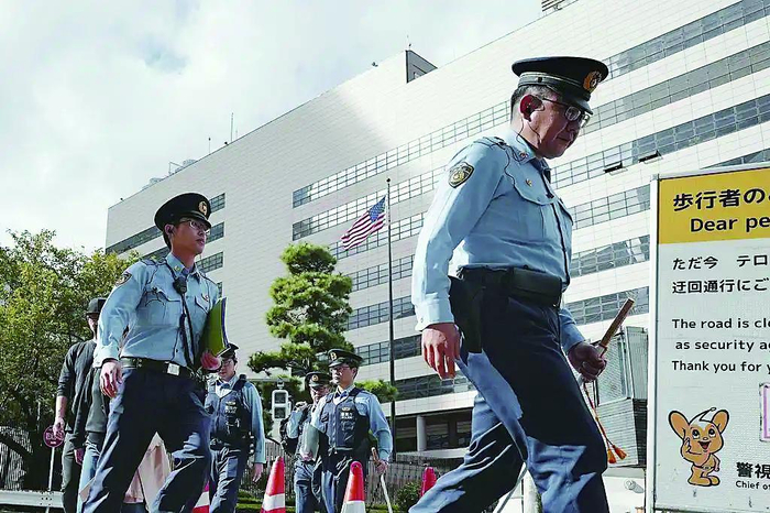     10月27日，日本东京，警察在美国大使馆附近巡逻。