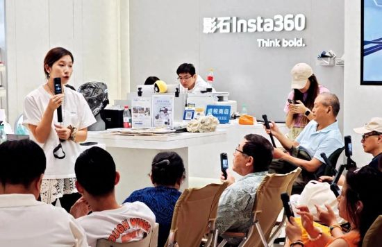 10月12日，顾客在上海一家影石Insta360门店参加拍摄设备试用活动。图/视觉中国
