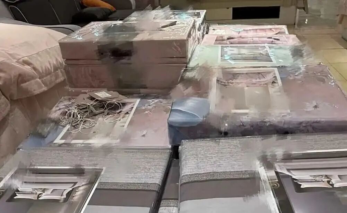 一沓合格证随意放置在一排已经包装好的“四件套”之上。新华社记者 唐弢 摄