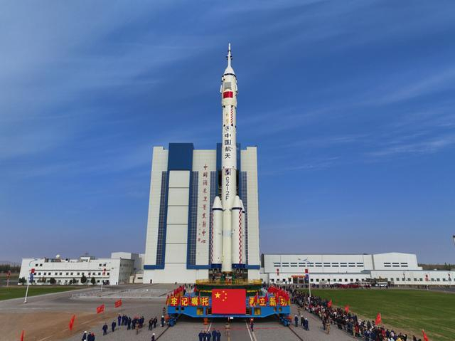 神舟二十一号载人飞船与长征二号F遥二十一运载火箭组合体在转运途中。新华社发（汪江波摄）